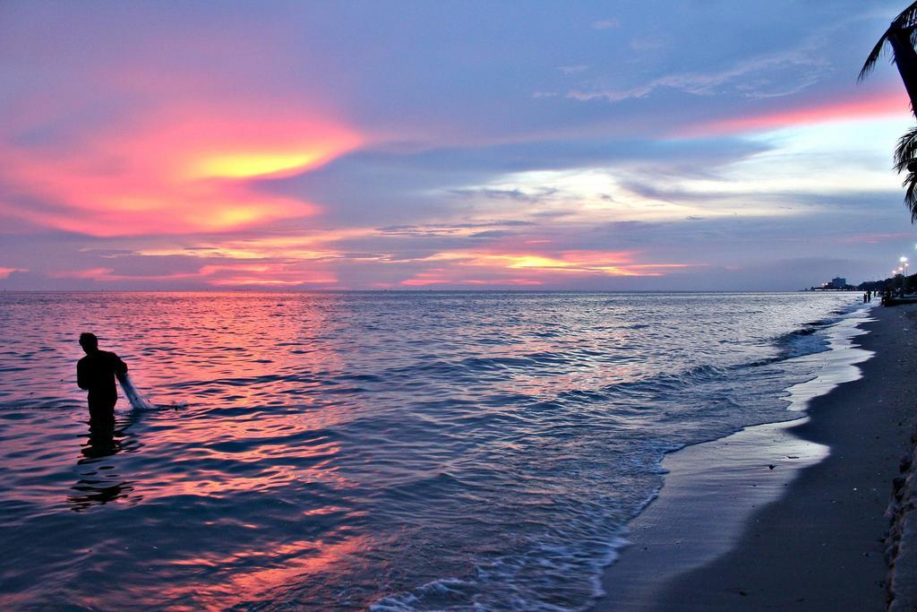 The Day Hotel Chonburi Extérieur photo